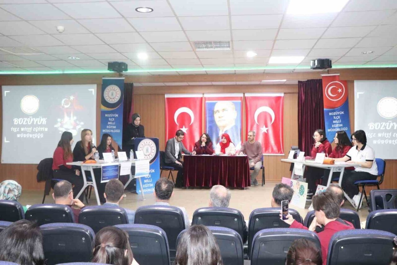 Bilecik'in Bozüyük ilçesinde düzenlenen "Gençler Tartışıyor" etkinliği finalinde, Bozüyük Fen