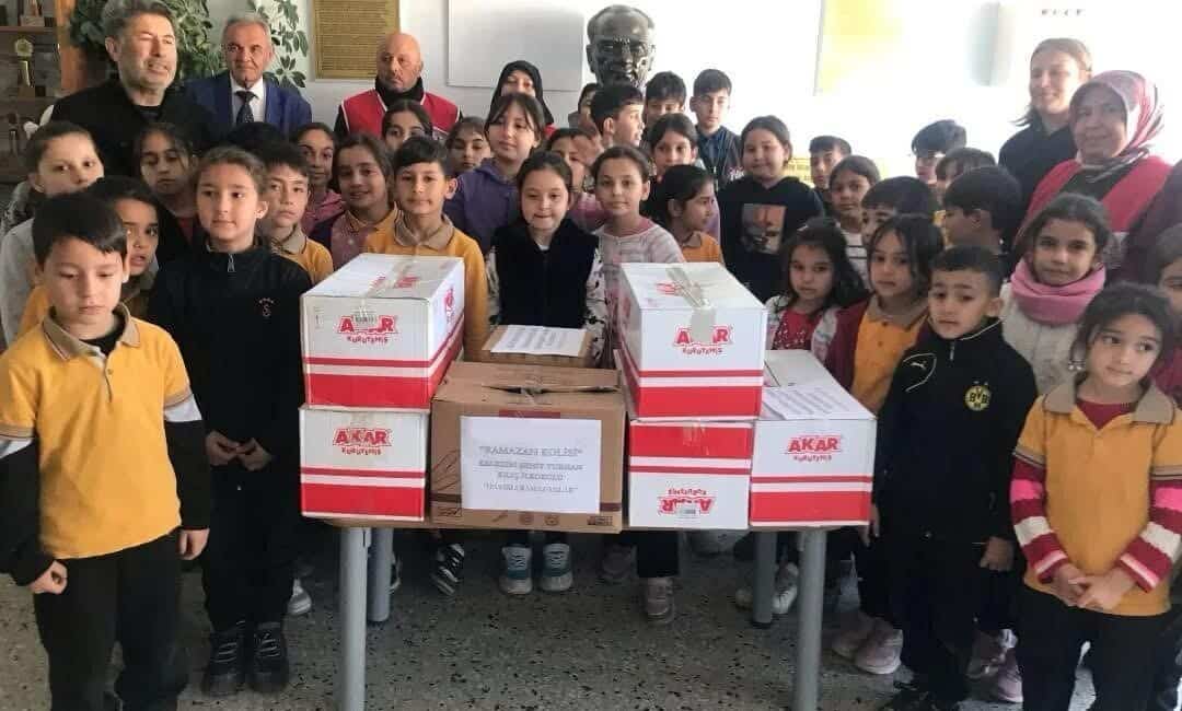 Bozyazı’daki Öğrencilerden Kızılay’a Anlamlı Ramazan Yardımı Mersin'in Bozyazı ilçesindeki Kaledibi Şehit Turhan Kılıç İlkokulu öğrencileri, Ramazan