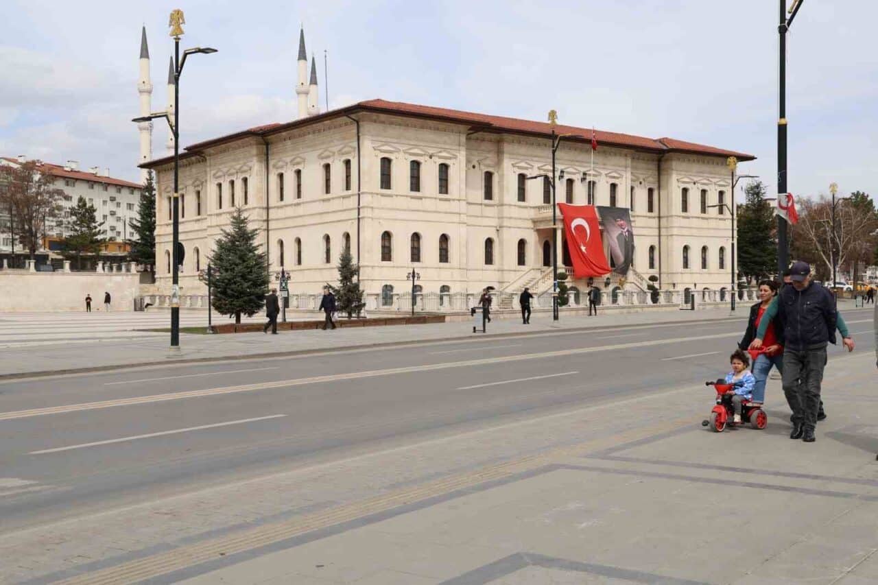 Sivas Lisesi, 1915'te Çanakkale Savaşı'na katılan son sınıf öğrencileriyle dikkat