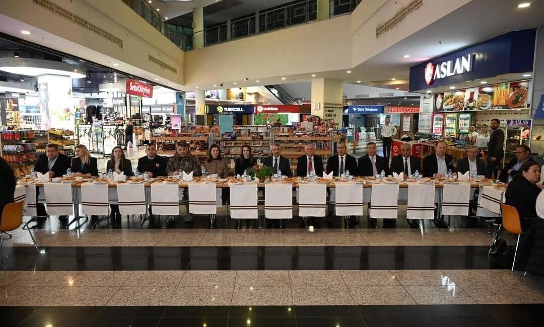 Vali Yunus Sezer, Kapıkule’de Türk ve Bulgar polisleriyle iftar buluşması gerçekleştirdi. Edirne Valisi Yunus Sezer, Kapıkule'de yapılan iftar programında Bulgaristan Haskovo