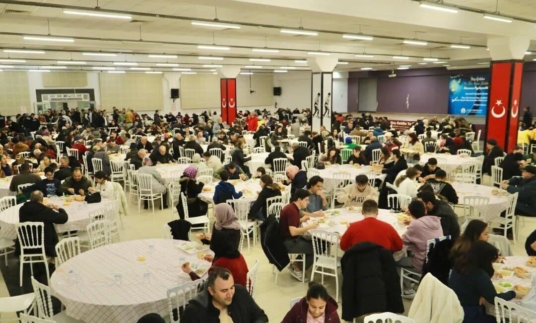 Burhaniye’de Ramazan İftarı, Ahmet Akın Kültür Merkezi’nde Başladı Burhaniye'de Ahmet Akın Kültür Merkezi'nde başlayan iftar yemekleri, Burhaniye Belediyesi'nin