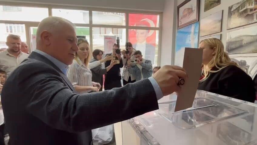 Bursa Büyükşehir Belediye Başkanı Mustafa Bozbey, CHP'nin ön seçiminde oyunu