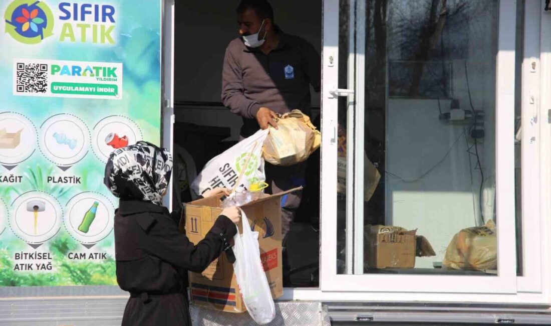 Yıldırım’daki Kadınlar, Geri Dönüştürülebilir Atıklarla Aile Bütçelerine Katkı Sağlıyor Bursa’nın Yıldırım ilçesinde, kadınlar 'Mobil Atık Toplama Aracı' ile evlerindeki