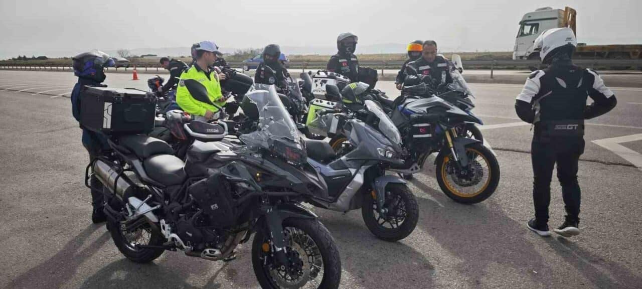 Karacabey'de, Bursa-İzmir karayolunda yapılan denetimlerde, 25 motosiklet sürücüsü kontrol edildi