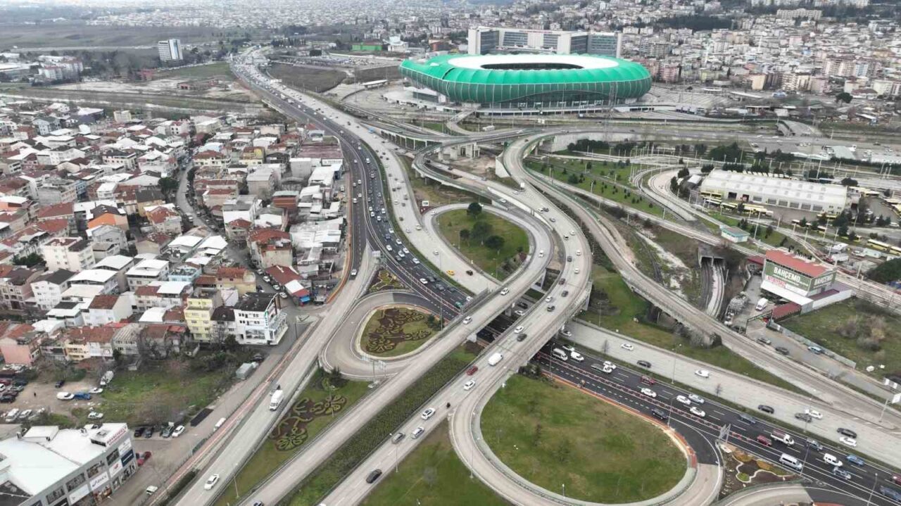 Bursa Büyükşehir Belediyesi, Acemler’deki yol genişletme çalışmalarını tamamlayarak ulaşımı kolaylaştırdı.