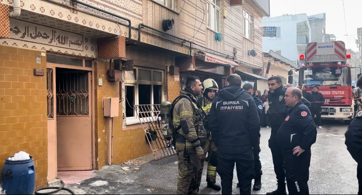Bursa'nın Yıldırım ilçesinde bir bina giriş katında çıkan yangında, iki