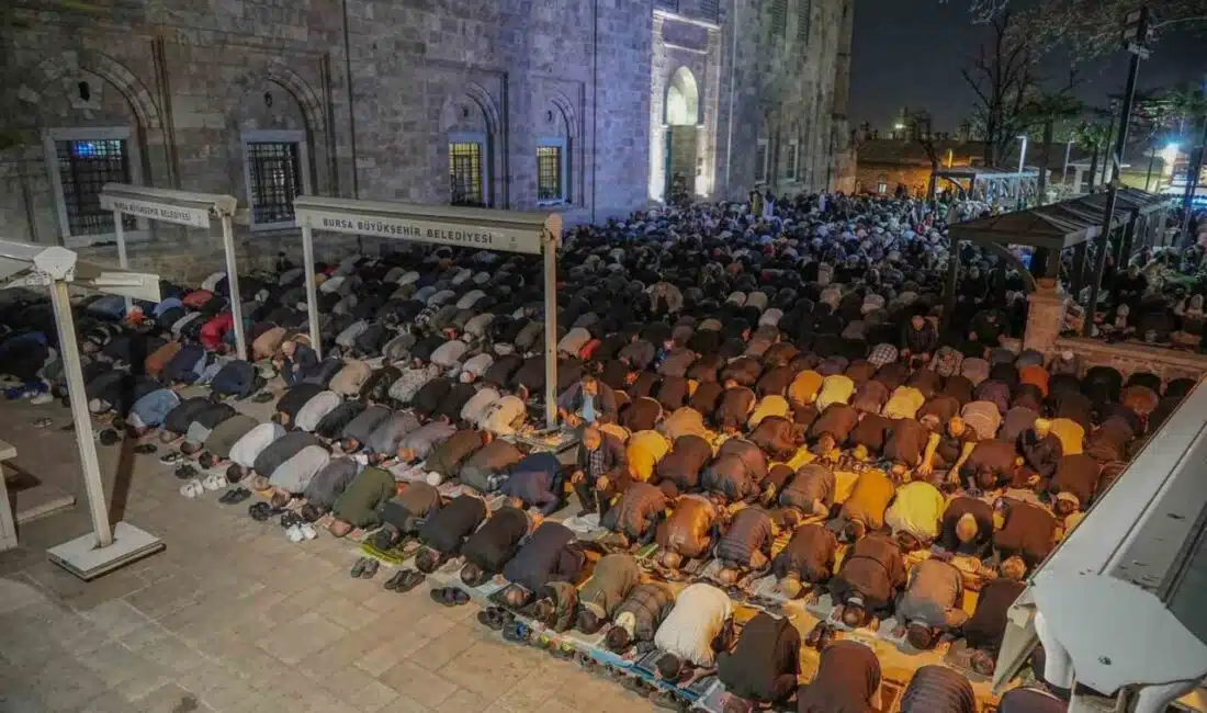 Kadir Gecesi’nde Bursa Camileri İle Dolup Taştı, Vatandaşlar Dualarla İbadet Etti Kadir Gecesi, Bursa'da Ulu Cami başta olmak üzere tüm camilerde