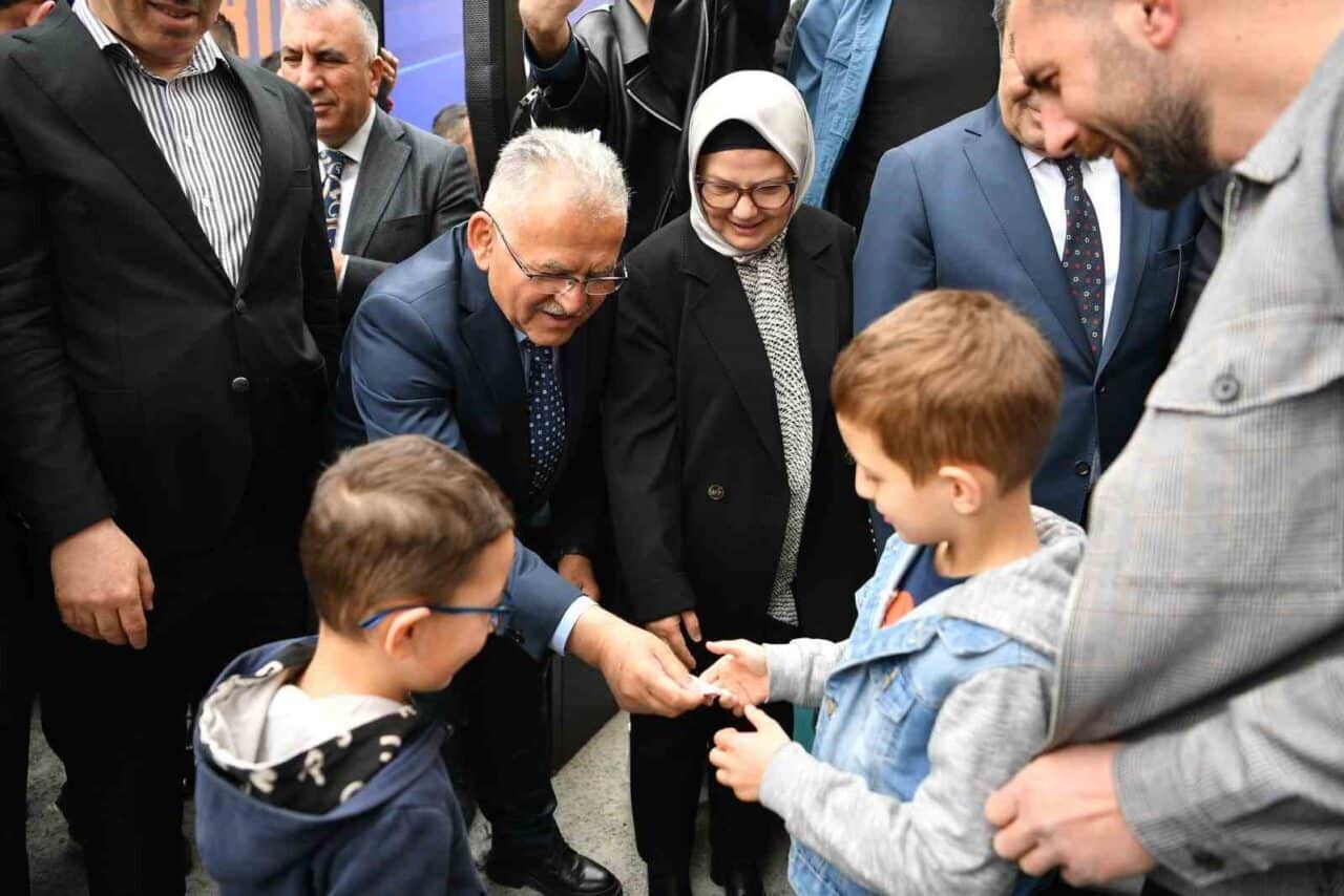 Kayseri'de düzenlenen Geleneksel Teşkilat Bayramlaşma Programı'na katılan Büyükşehir Belediye Başkanı