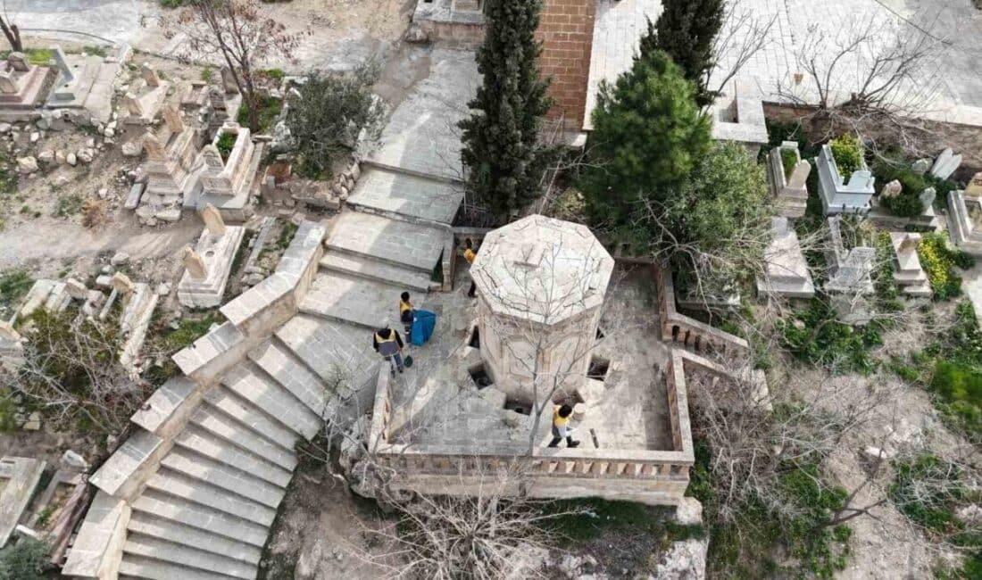 Mardin’de Ramazan Bayramı Öncesi Mezarlıklar İçin Temizlik ve Düzenleme Çalışmaları Devam Ediyor Mardin Büyükşehir Belediyesi, Ramazan Bayramı öncesi mezarlıklarda temizlik ve düzenleme
