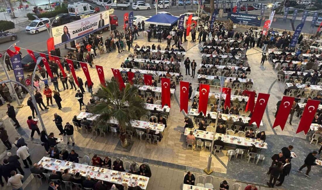 Koçarlı’da Ramazan İftarına Büyük İlgi, Başkanlar Birlikte Sofra Kurdu! Aydın Büyükşehir Belediyesi, Koçarlı Cumhuriyet Meydanı'nda geniş katılımlı bir iftar
