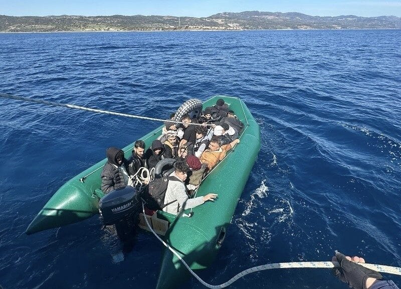 Çanakkale Ayvacık açıklarında 24 kaçak göçmenin yakalandığı operasyon gerçekleştirildi. Çanakkale'nin Ayvacık ilçesi kıyılarında Sahil Güvenlik ekipleri tarafından 4 çocuk