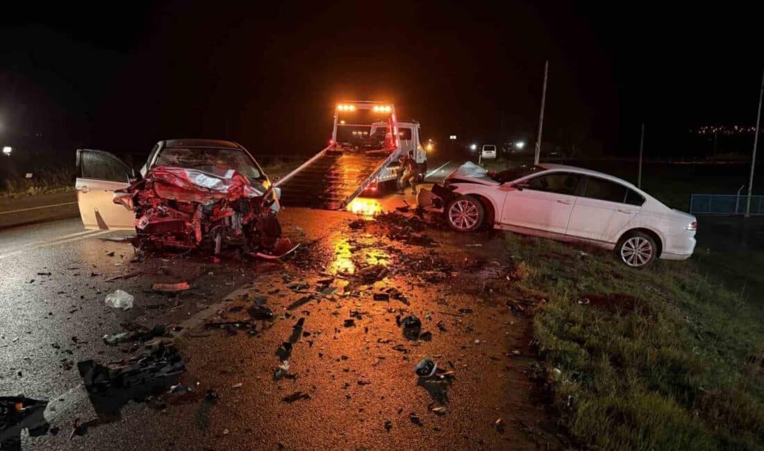 Çanakkale’de meydana gelen feci trafik kazasında, 3 kişi hayatını kaybetti, 1 kişi yaralı olarak hastaneye kaldırıldı. Çanakkale'de Ezine-Bayramiç Karayolu'nda meydana gelen kazada iki otomobil kafa kafaya