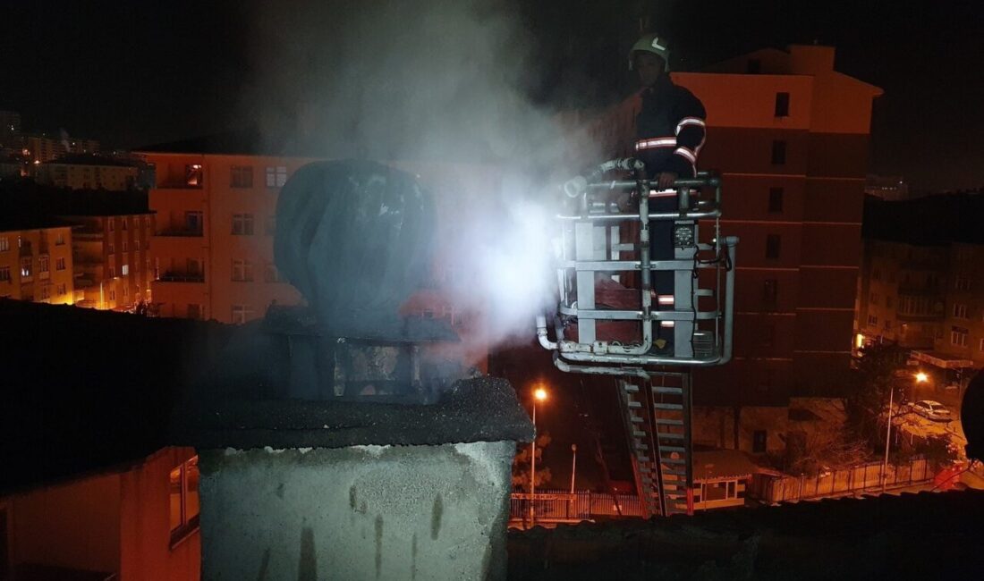 Çankırı’da apartman bacasında çıkan yangın, itfaiye ekiplerinin zamanında müdahalesiyle kontrol altına alındı. Çankırı'nın Cumhuriyet Mahallesi'nde bir apartmanın bacasında çıkan yangın, itfaiye ekiplerinin