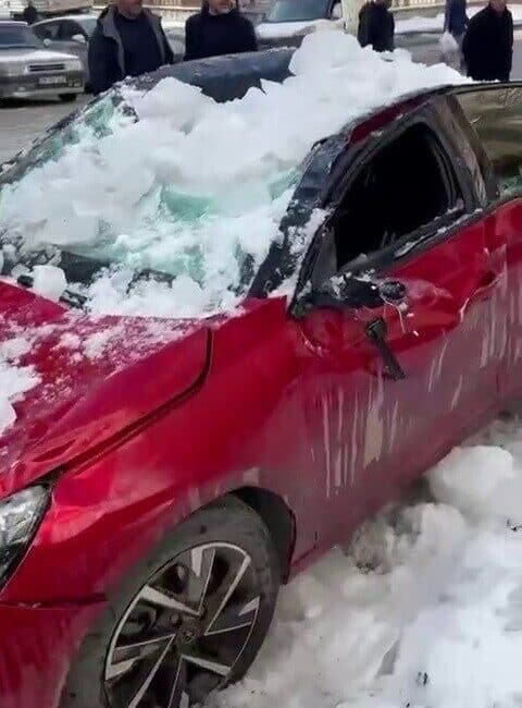 Erzurum’da çatıda biriken kar, park halindeki araca büyük zarar verdi. Erzurum'un Palandöken ilçesinde bir binanın çatısından düşen kar kütlesi, park