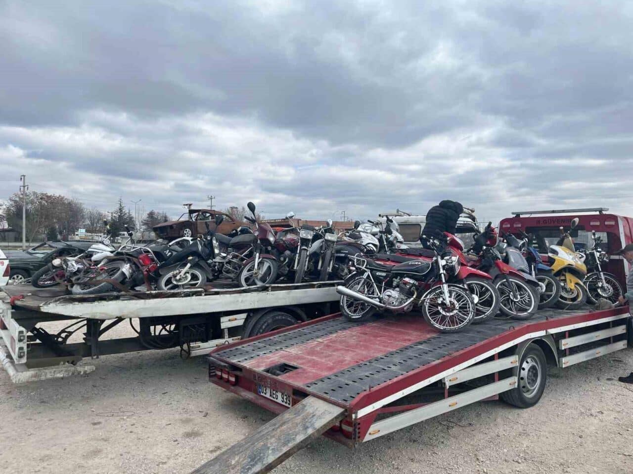 Bolvadin ilçesinde, polis ekipleri çevreye rahatsızlık veren motosikletlere yönelik denetim