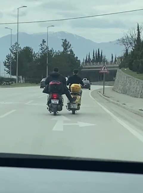 Karabük’te Tehlikeli Yolculuklar, Cep Telefonu Kameralarına Yansıdı Karabük'te tehlikeli yolculuklar cep telefonuyla kaydedildi. Kireçkuyu mevkiinde, bir cipin