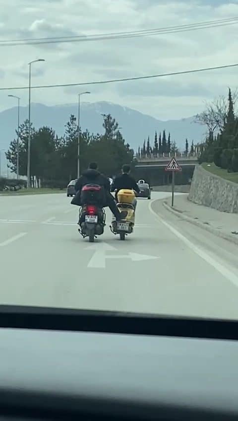 Karabük'te tehlikeli yolculuklar cep telefonuyla kaydedildi. Kireçkuyu mevkiinde, bir cipin