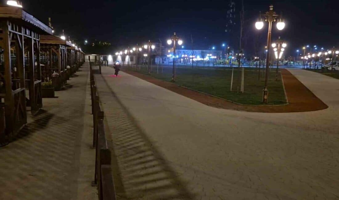 Düzce'de bir çocuk parkında akrobatik hareketler yapan 3 motosiklet sürücüsüne,