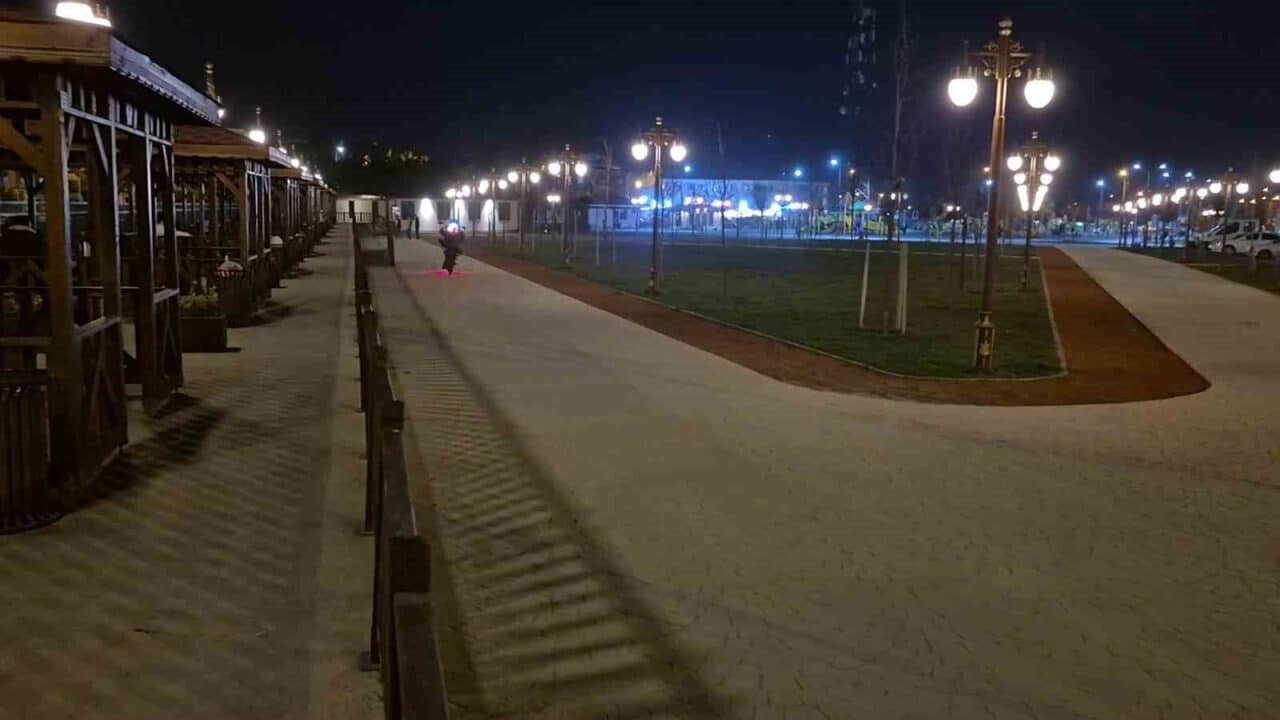 Düzce'de bir çocuk parkında akrobatik hareketler yapan 3 motosiklet sürücüsüne,