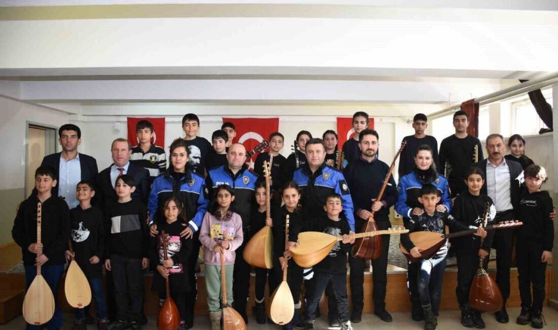 Erzincan’da ÇOGEP Projesi Kapsamında Müzik Kursu Açıldı, Öğrenciler Polisler İçin Konser Verdi Erzincan'da "Biz Büyük Bir Aileyiz" projesi kapsamında açılan müzik kursunda,