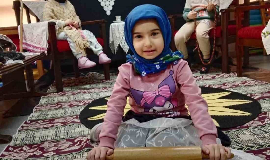 Karabük’te Öğrencilerden Yaşlılar Haftası’na Özel Anlamlı Etkinlik Karabük Belediyesi Atatürk Mahallesi Sosyal Yaşam Merkezi öğrencileri, Yaşlılar Haftası