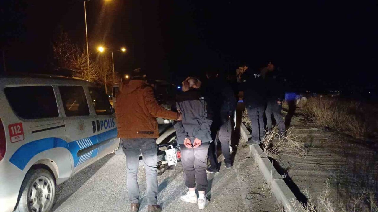 Çorum’da polis ekiplerinden kaçan motosiklet sürücüsü B.H. ve arkasındaki kadın,