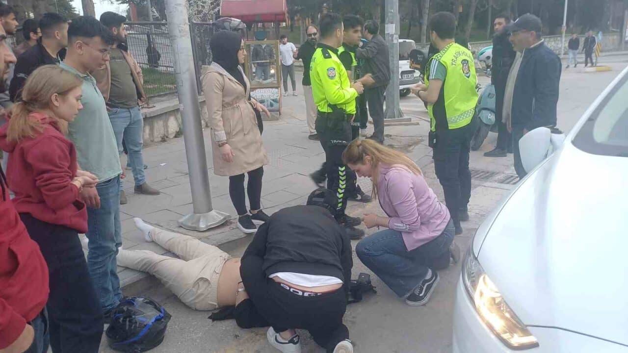 Çorum'da Gazi Caddesi'nde motosiklet ile otomobilin çarpışması sonucu 20 yaşındaki