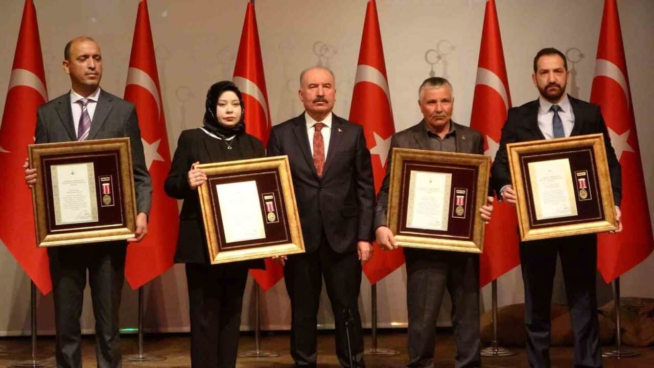 Çorum'da düzenlenen törende, 4 şehidin ailesine devlet övünç madalyası verildi.