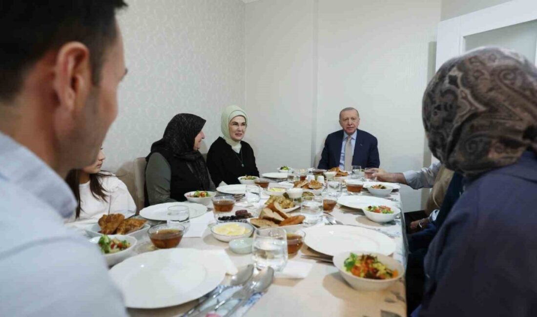 Cumhurbaşkanı Erdoğan, eşi ile birlikte Fidan ailesinin iftarına katıldı. Cumhurbaşkanı Recep Tayyip Erdoğan ve Emine Erdoğan, Ankara'nın Altındağ ilçesinde