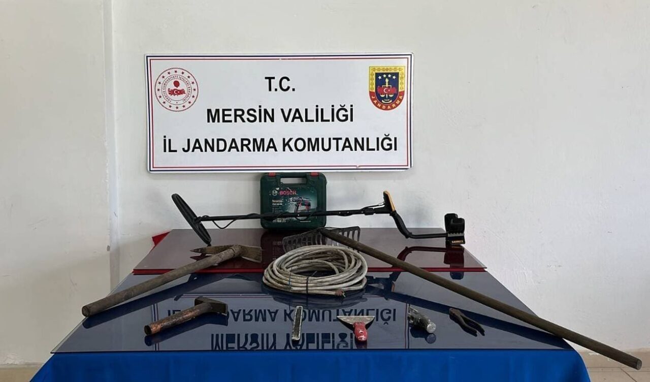 Mersin'in Çamlıyayla ilçesinde, jandarma ekipleri define ararken suçüstü yakalanan bir