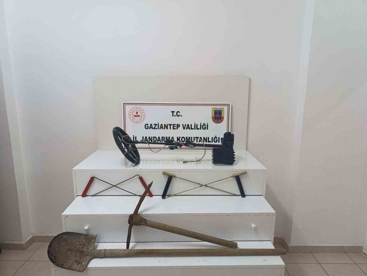 Gaziantep'te, izinsiz kazı yaparken jandarma tarafından yakalanan şüpheliler Z.D. ve