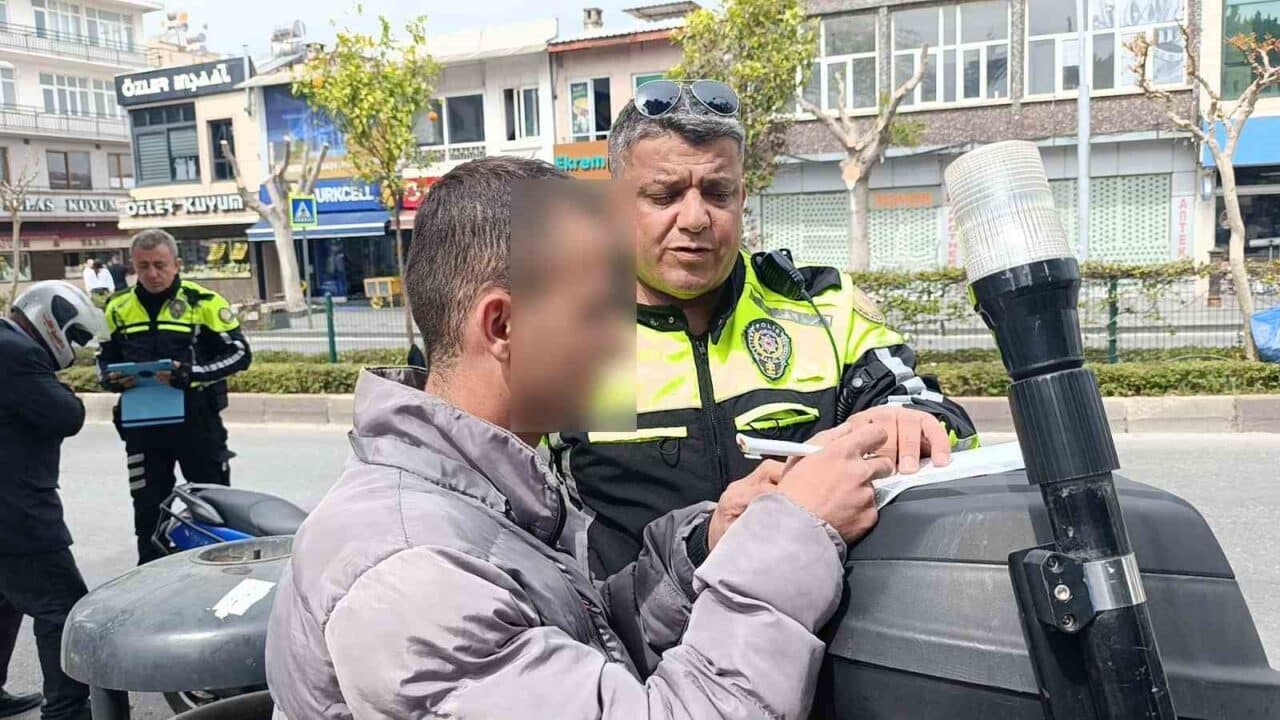 Antalya'nın Manavgat ilçesinde, ehliyetsiz motosiklet kullanan Hüseyin K., trafik denetiminde