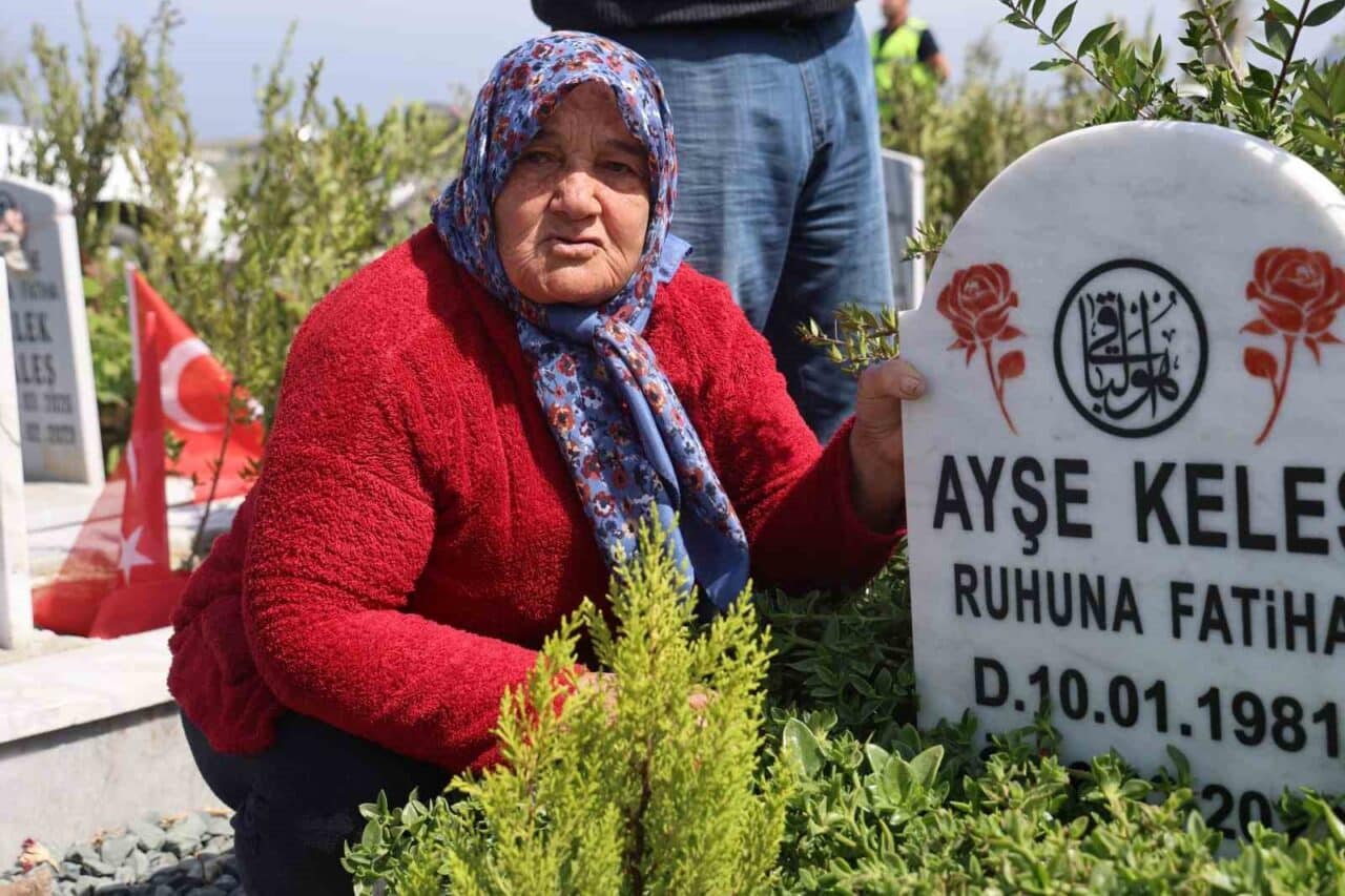 Hatay'da depremzede vatandaşlar, Ramazan Bayramı'nda, Kahramanmaraş merkezli depremlerde kaybettikleri yakınlarının