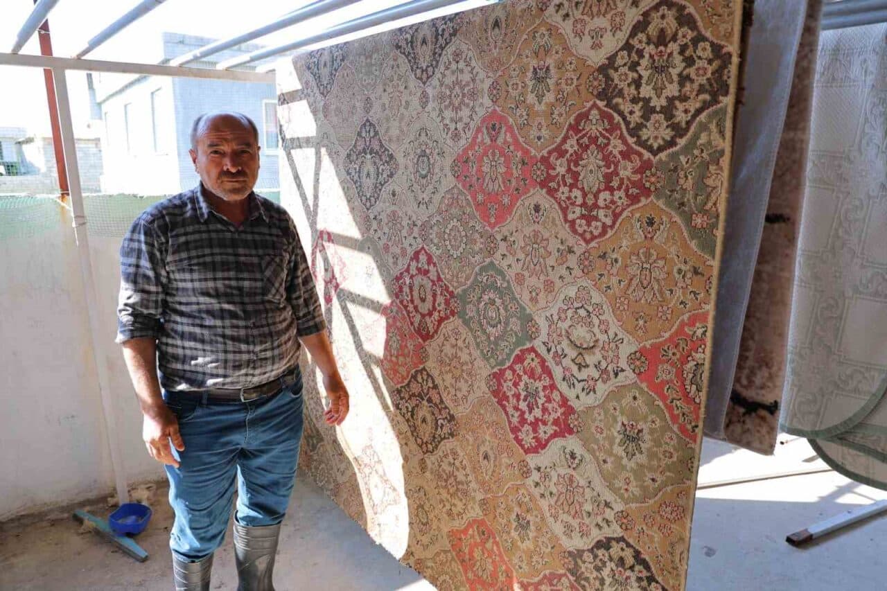 Kahramanmaraş'ta, 6 Şubat depremlerinden sonra halılarını yıkamacıya teslim eden fakat