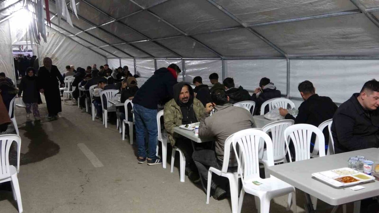 Adıyaman'da depremzedeler, Çevre, Şehircilik ve İklim Değişikliği Bakanlığı ile diğer