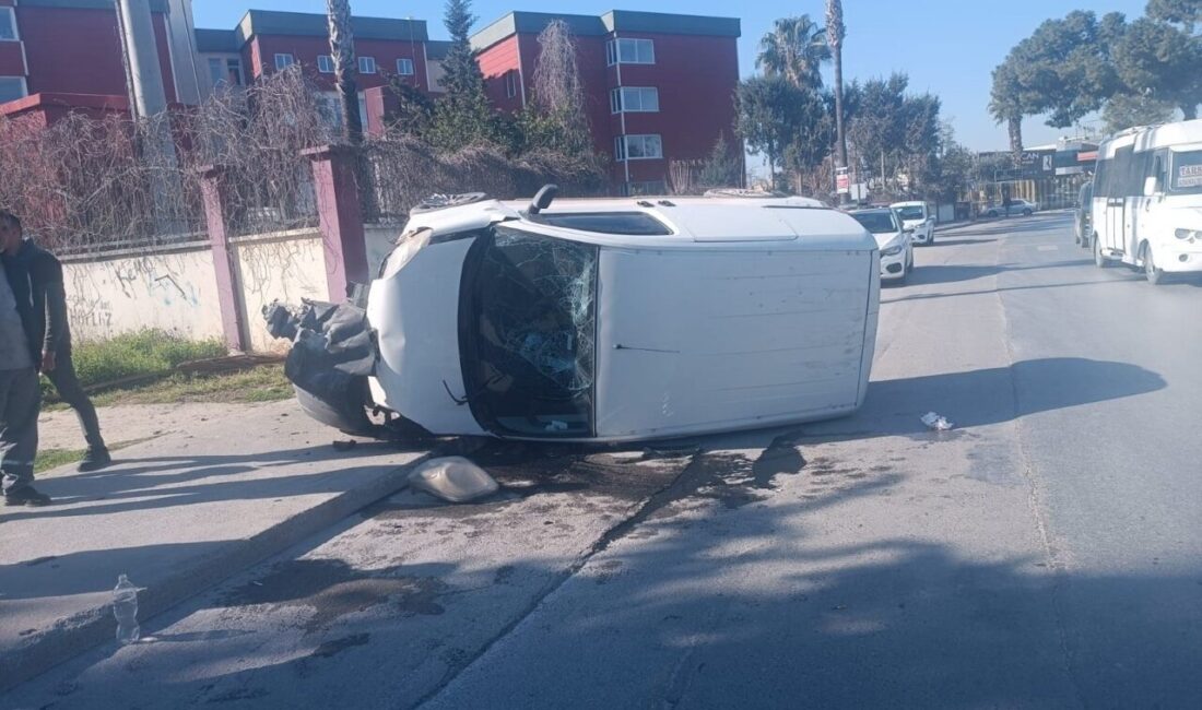 Tarsus’ta hafif ticari araç devrildi, sürücü hastaneye kaldırıldı Mersin'in Tarsus ilçesinde B.T. (21) yönetimindeki hafif ticari araç, direksiyon
