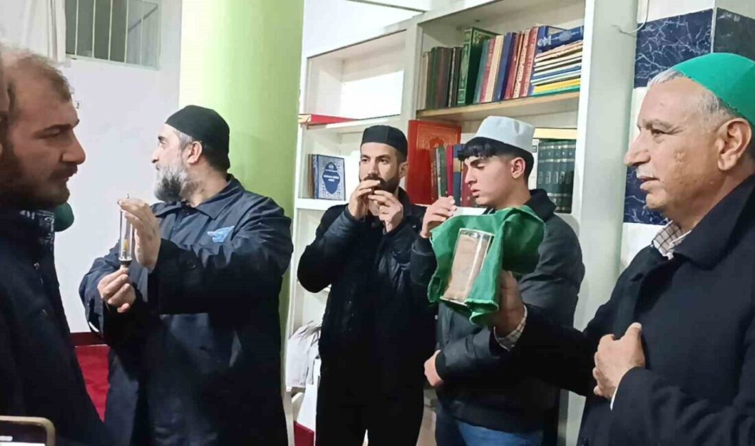 Diyarbakır Dicle’de Hırka-i Şerif ve Sakal-ı Şerif Ziyarete Açıldı Diyarbakır’ın Dicle ilçesinde, Peygamber Efendimiz Hz. Muhammed'e ait Hırka-i Şerif