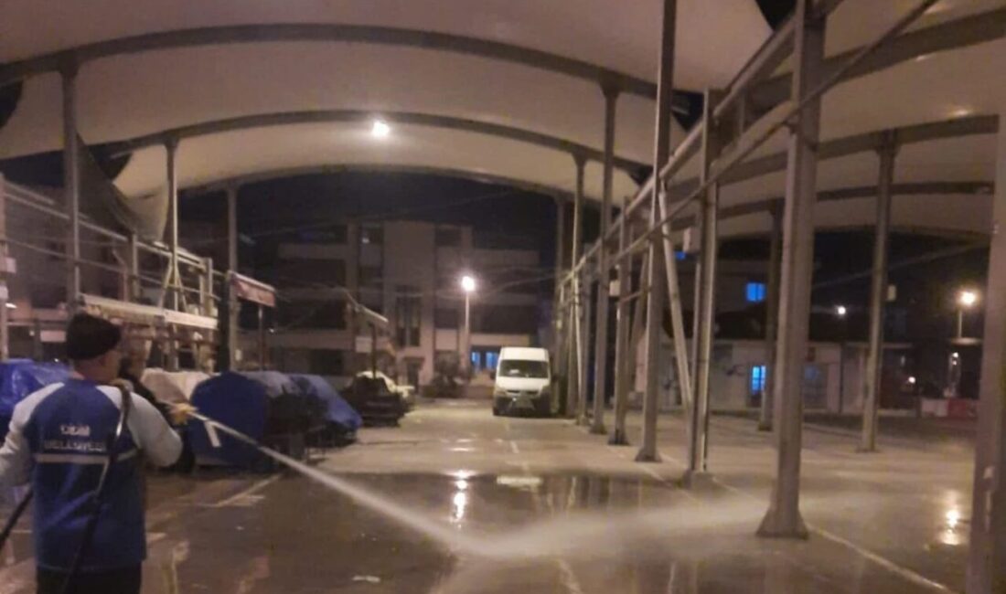 Didim’deki Semt Pazarlarında Hijyenik Temizlik Çalışmaları Devam Ediyor Didim Belediyesi, semt pazarlarının hijyen standartlarını artırmak için düzenli temizlik