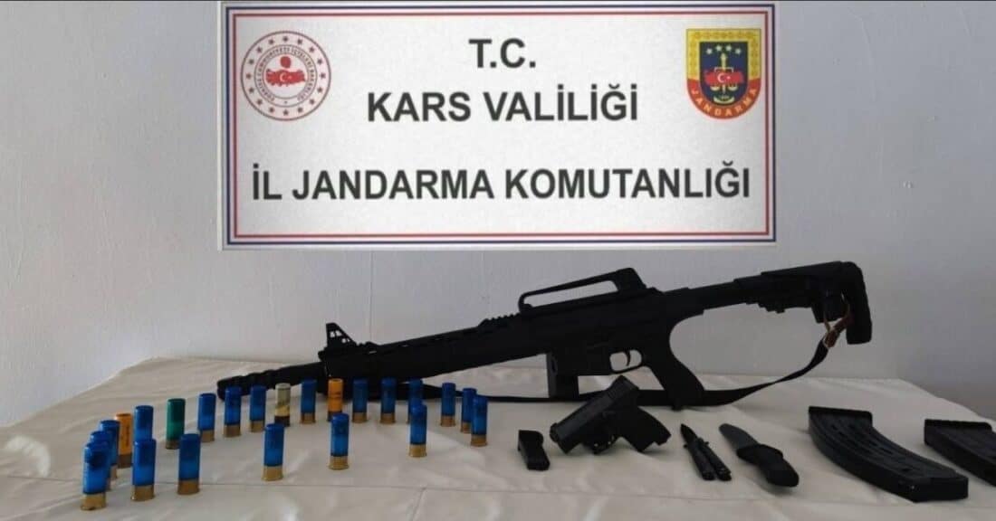 Digor’da sosyal medyada silahla paylaşım yapan şahıs yakalandı Kars'ın Digor ilçesinde sosyal medyada silahlı paylaşım yapan bir kişiye,