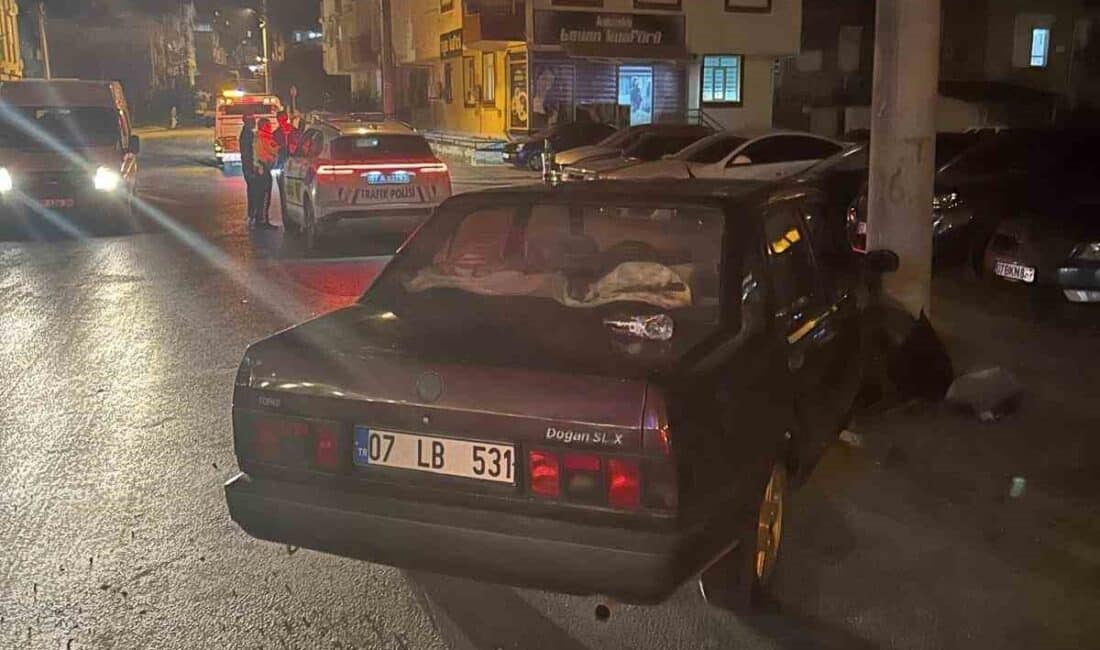 Ehliyetsiz sürücü, Manavgat’ta otomobiliyle aydınlatma direğine çarptı Manavgat'ta Emre S. yönetimindeki ehliyetsiz otomobil, kontrolden çıkarak aydınlatma direğine