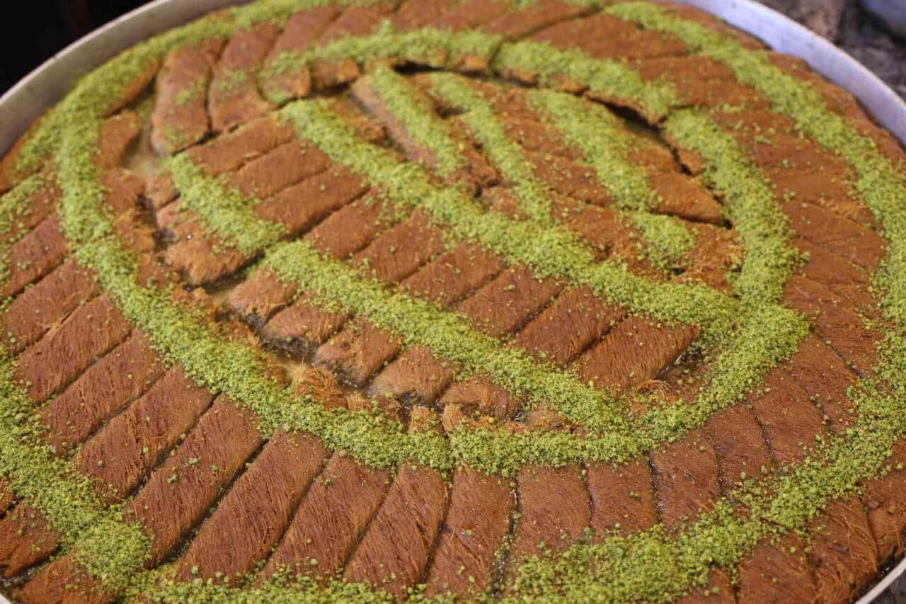 Diyarbakır'daki tatlıcılar, Ramazan Bayramı için 50 ton tatlı satışı hedefliyor.