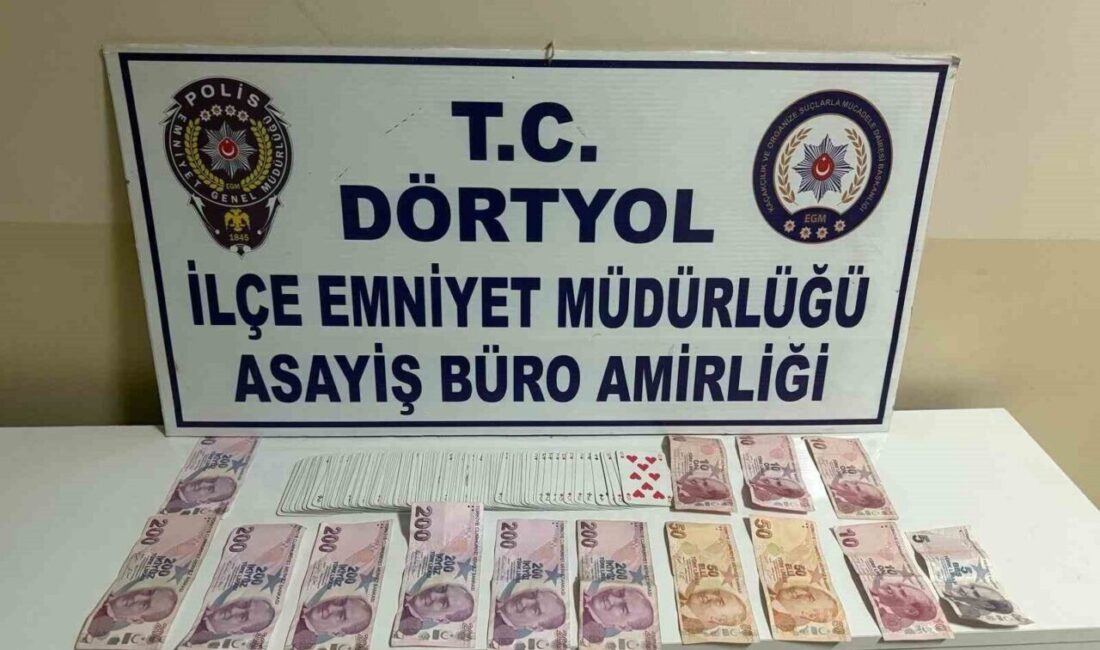 Hatay’da kumar oynayan iki kişiye toplam 9 bin 247 TL ceza kesildi. Hatay'da kumar oynayan 2 kişi, 9.247 TL para cezası alırken,