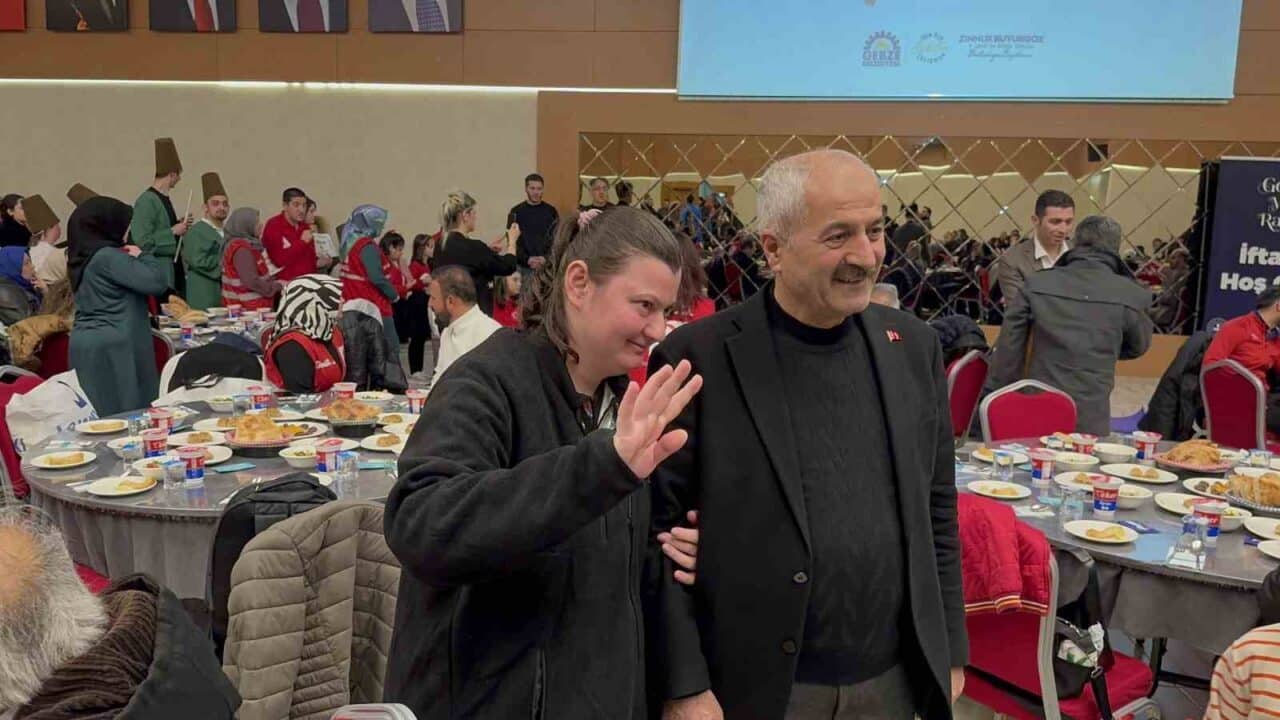 Gebze'de düzenlenen iftar programında özel gereksinimli bireyler ve aileleri bir
