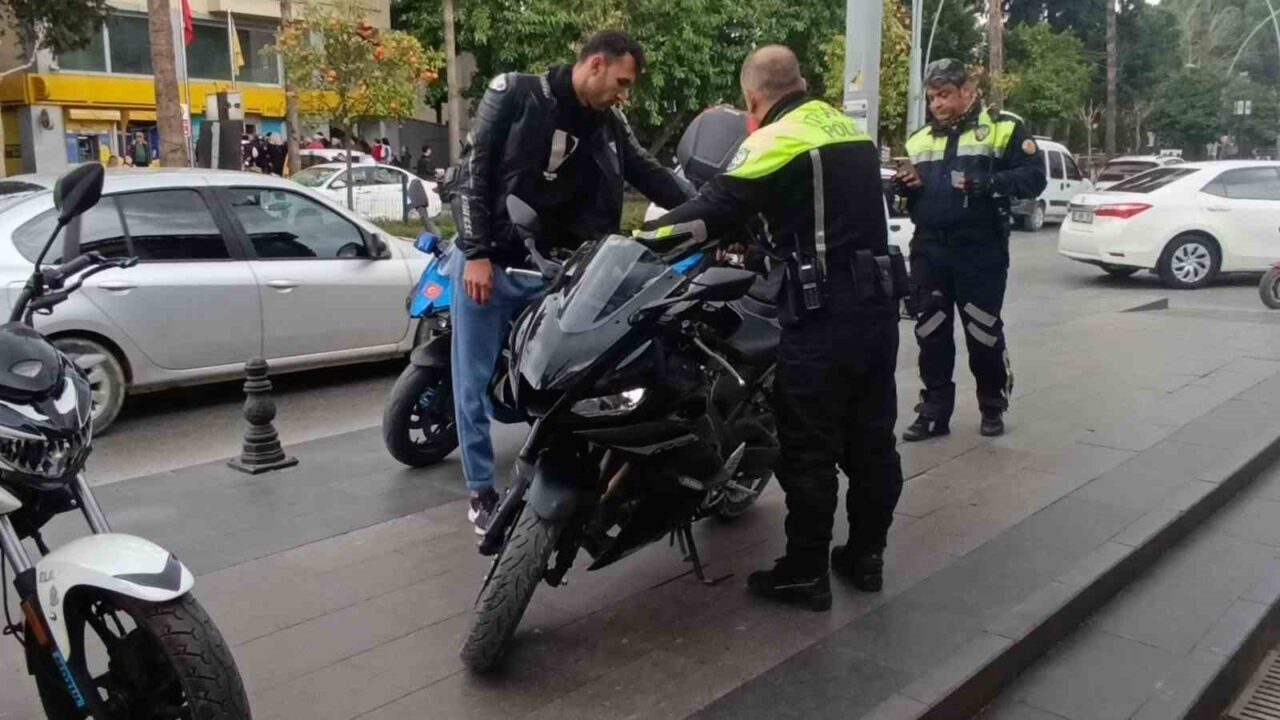 Manavgat'ta trafik ekiplerinin motosiklet denetiminde, 'Dur' çağrısına uymayan 5 sürücü