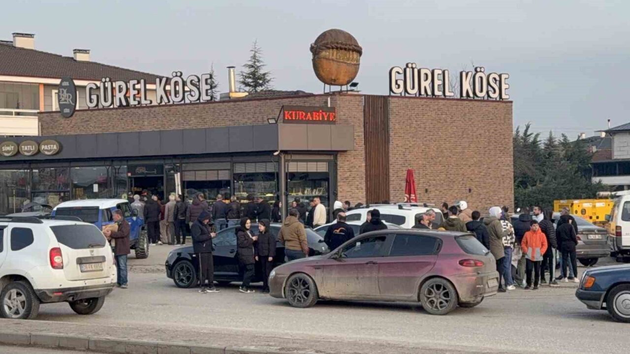 Düzce'de Ramazan ayının başlamasıyla birlikte, vatandaşlar fırınlarda uzun kuyruklar oluşturarak