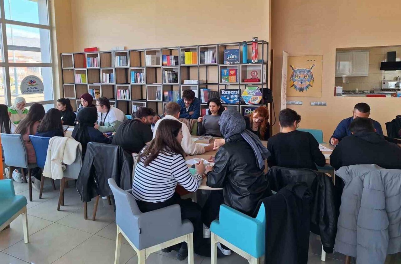 Erzincan Binali Yıldırım Üniversitesi’nde düzenlenen sanat terapisi etkinliği, Erzincan Gençlik