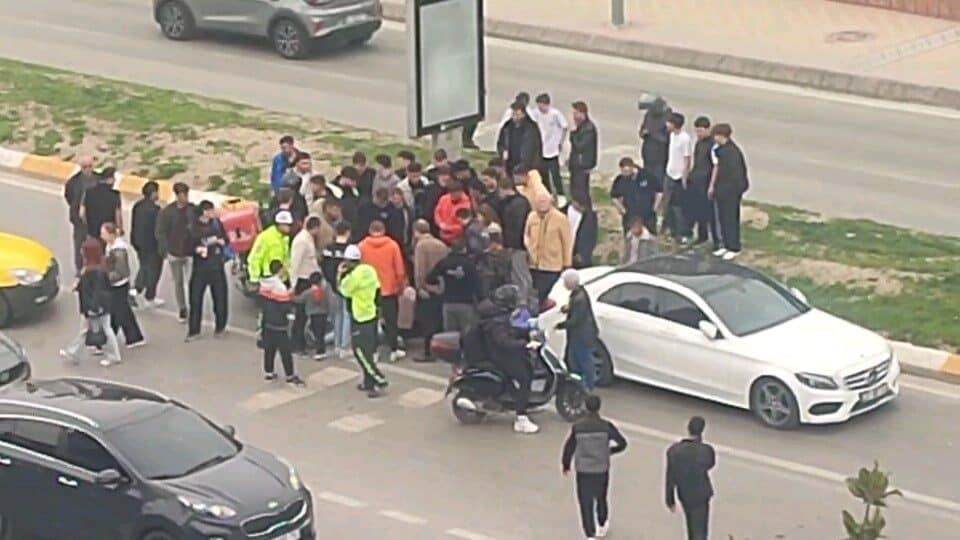 Edirne’de Kırmızı Işıkta Bekleyen Araca Çarpan Motosikletli Yaralandı Edirne'de Abdurrahman Mahallesi Atatürk Bulvarı'nda kırmızı ışıkta bekleyen otomobile çarpan