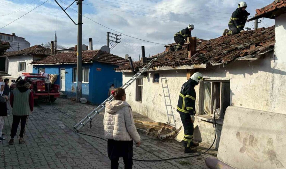Edirne’de Baca Yangını Sonucu Dumandan Etkilenen İki Kişiye Sağlık Müdahalesi Yapıldı Edirne'de Umurbey Mahallesi'ndeki bir evin bacasında çıkan yangında, iki kişi