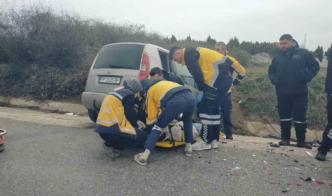Edirne’de iki aracın çarpışması sonucu beş kişi hastaneye kaldırıldı Edirne'de gerçekleşen trafik kazasında iki araç çarpıştı. Bulgaristan vatandaşı I.O.
