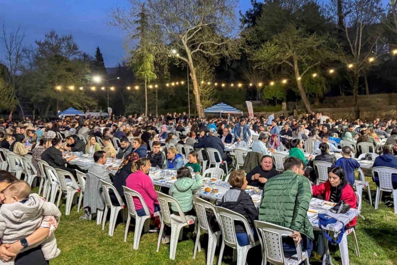 Efeler Belediye Başkanı Anıl Yetişkin, Pınarbaşı Mesire Alanı'nda belediye personeliyle